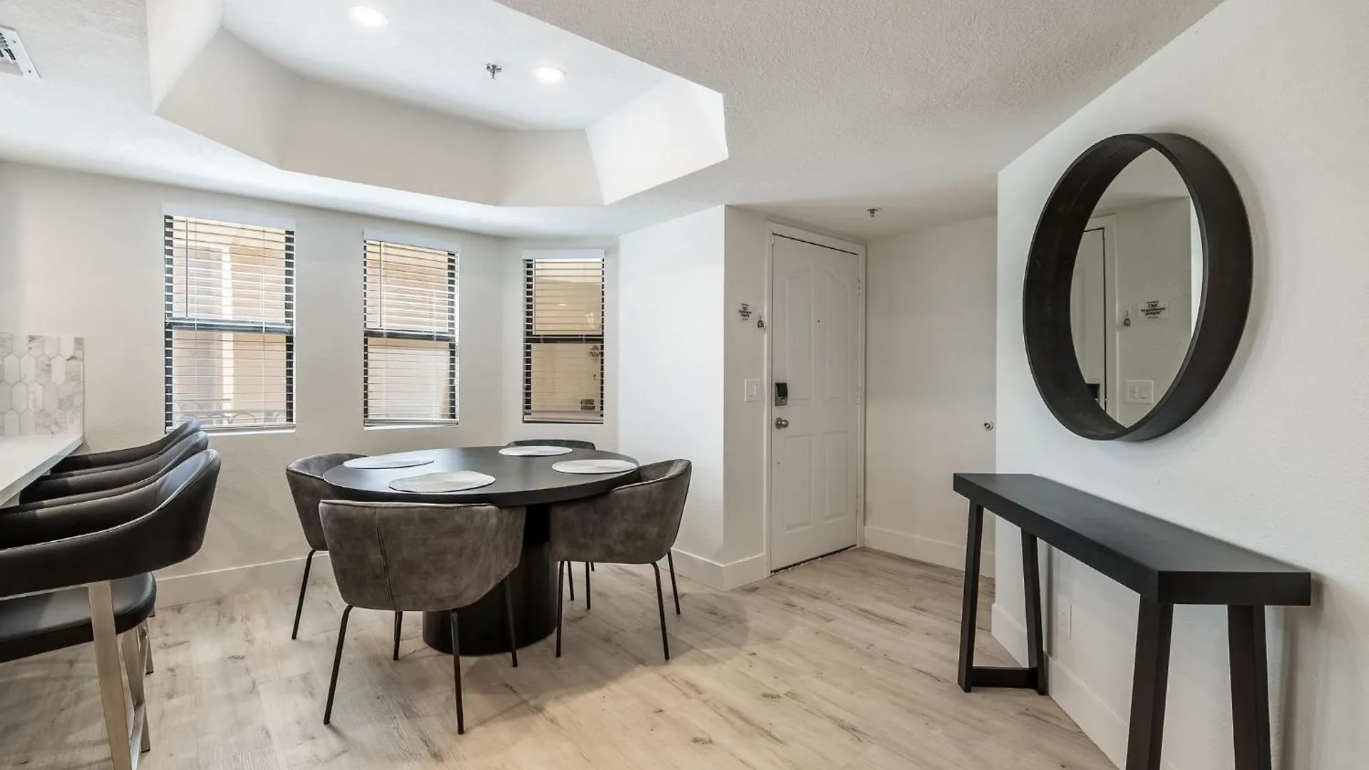 New Modern Apt, Vacation Or Long Stay Phoenix Apartment
